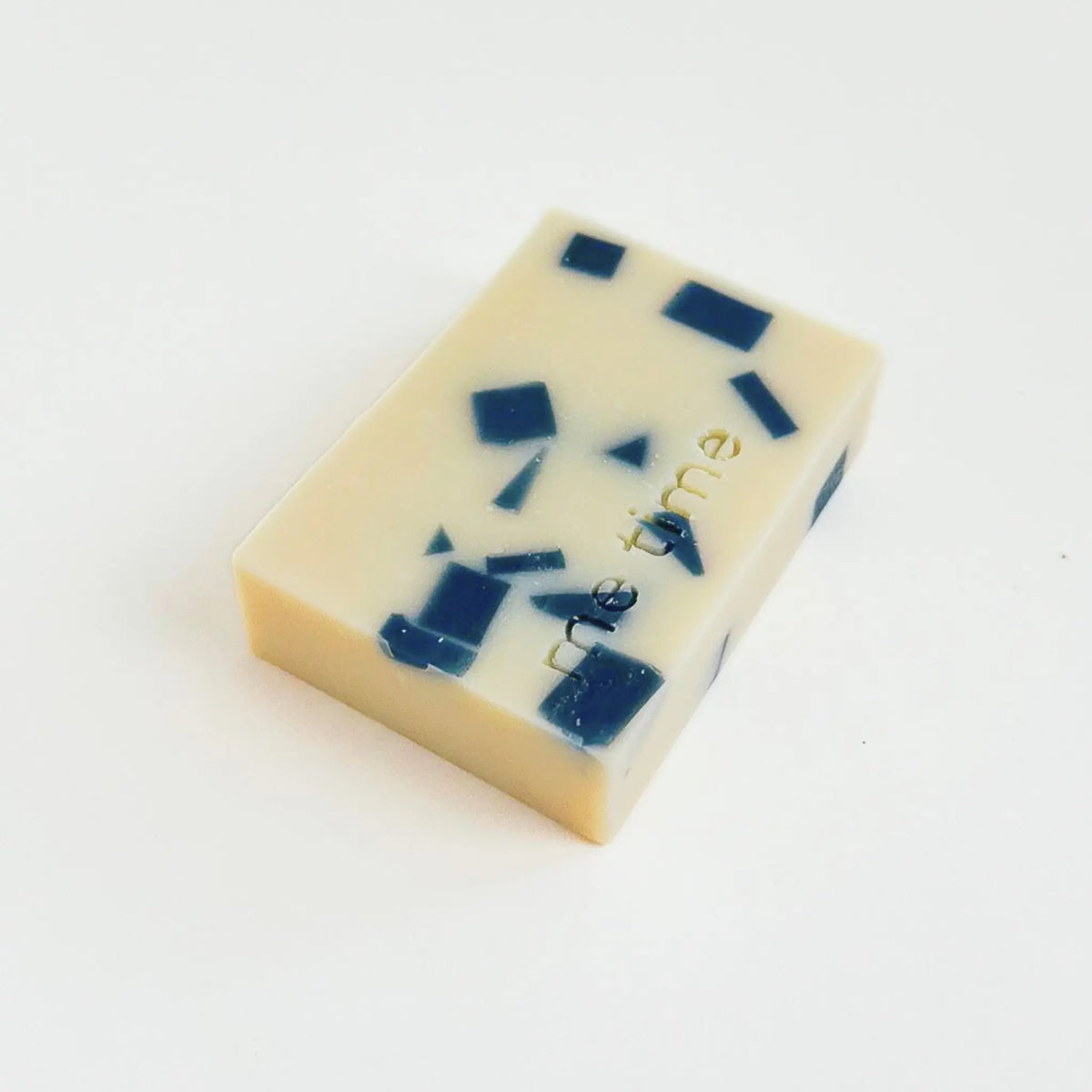 Zoom on creamy, lightly textured surface with visible natural indigo powder.